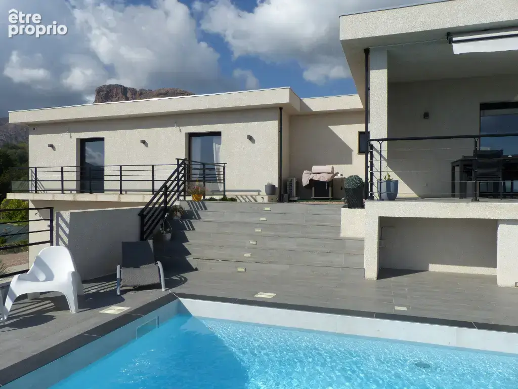 Villa Afa  contemporaine 6 pièce(s) 232 m2 F4+F2 avec piscine - photo 7