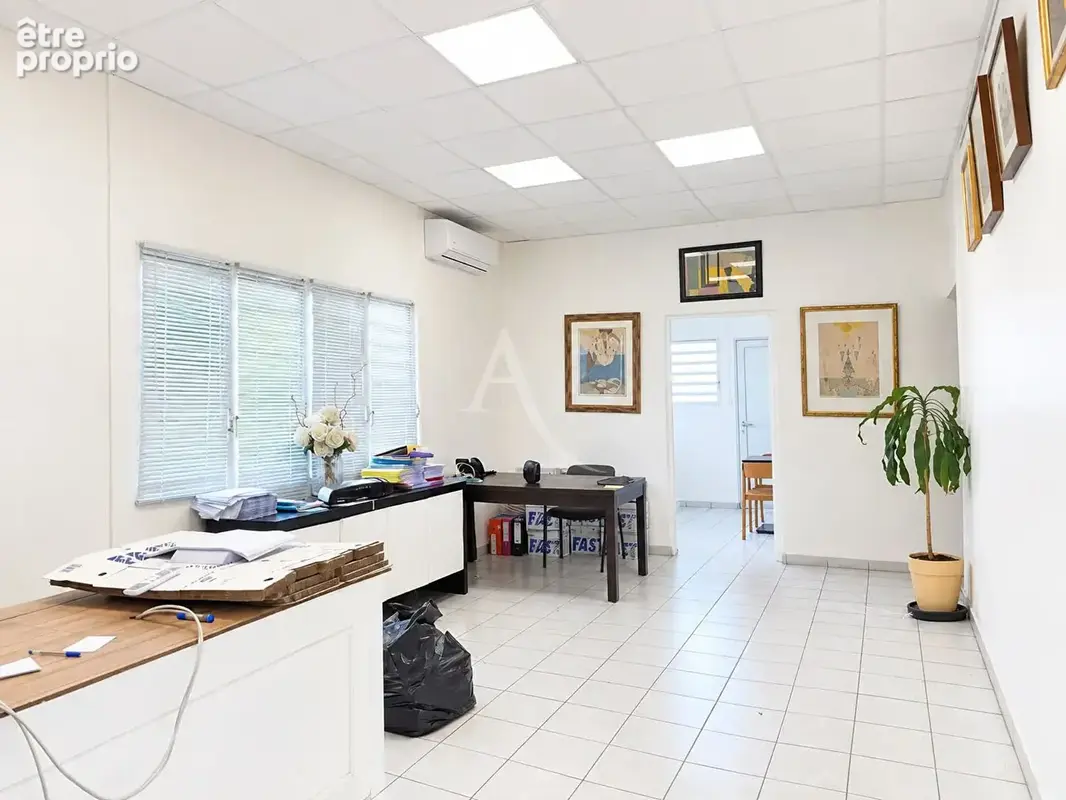 EN EXCLUSIVITE: Immeuble Fort De France 7 pièce(s) 152.17 m2 + annexes. - photo 2