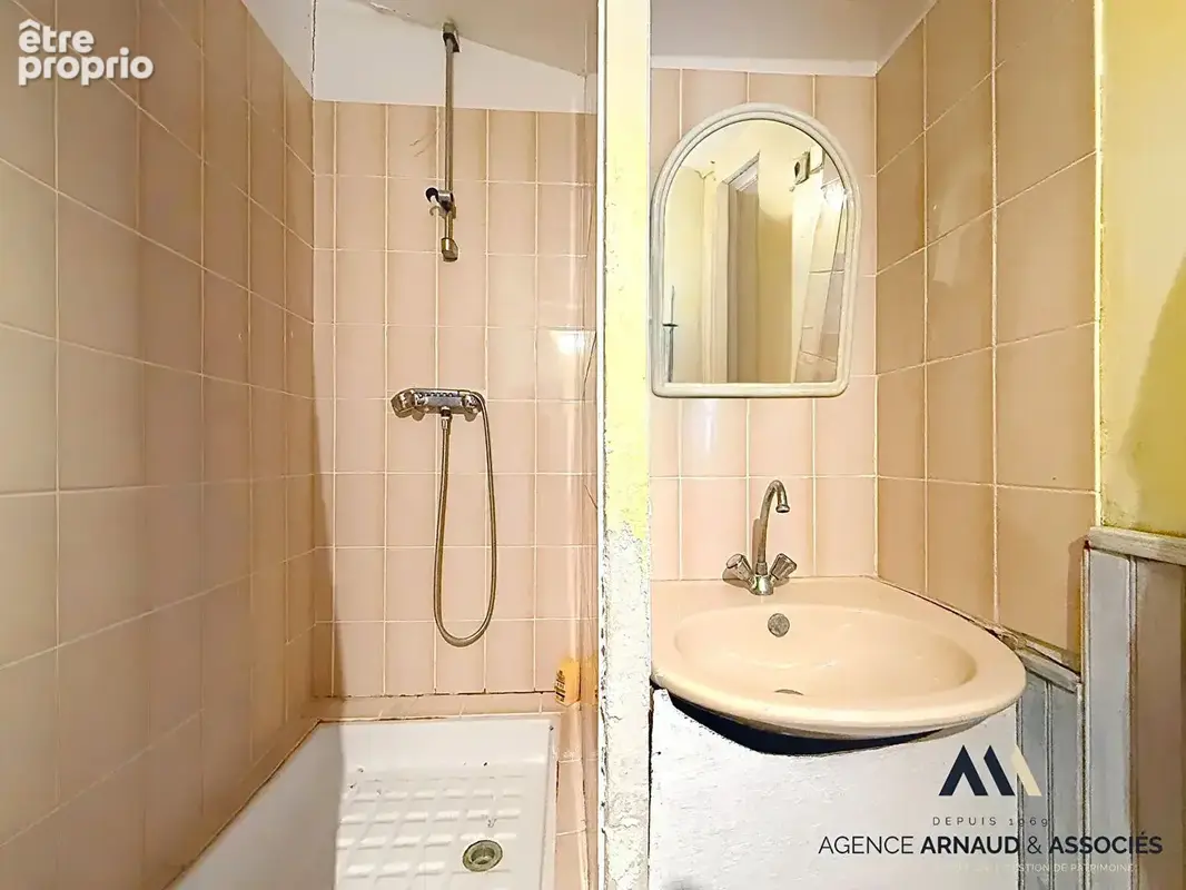 Maison de plain-pied avec piscine, grand jardin arboré et beau potentiel - photo 12