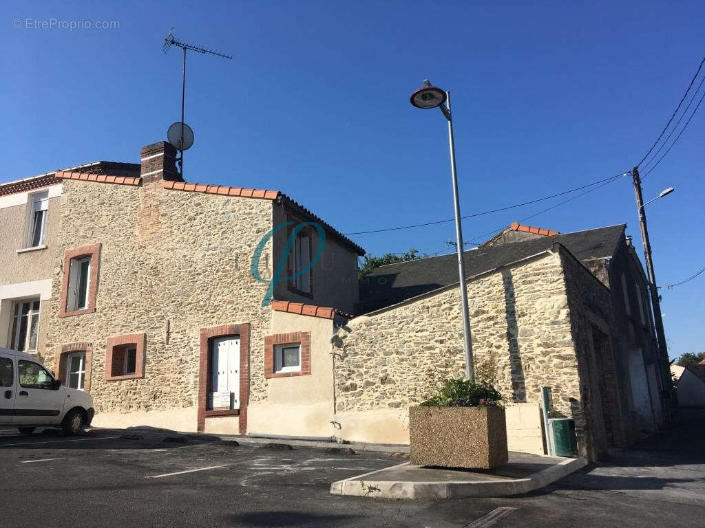 Maison à MONTREVAULT