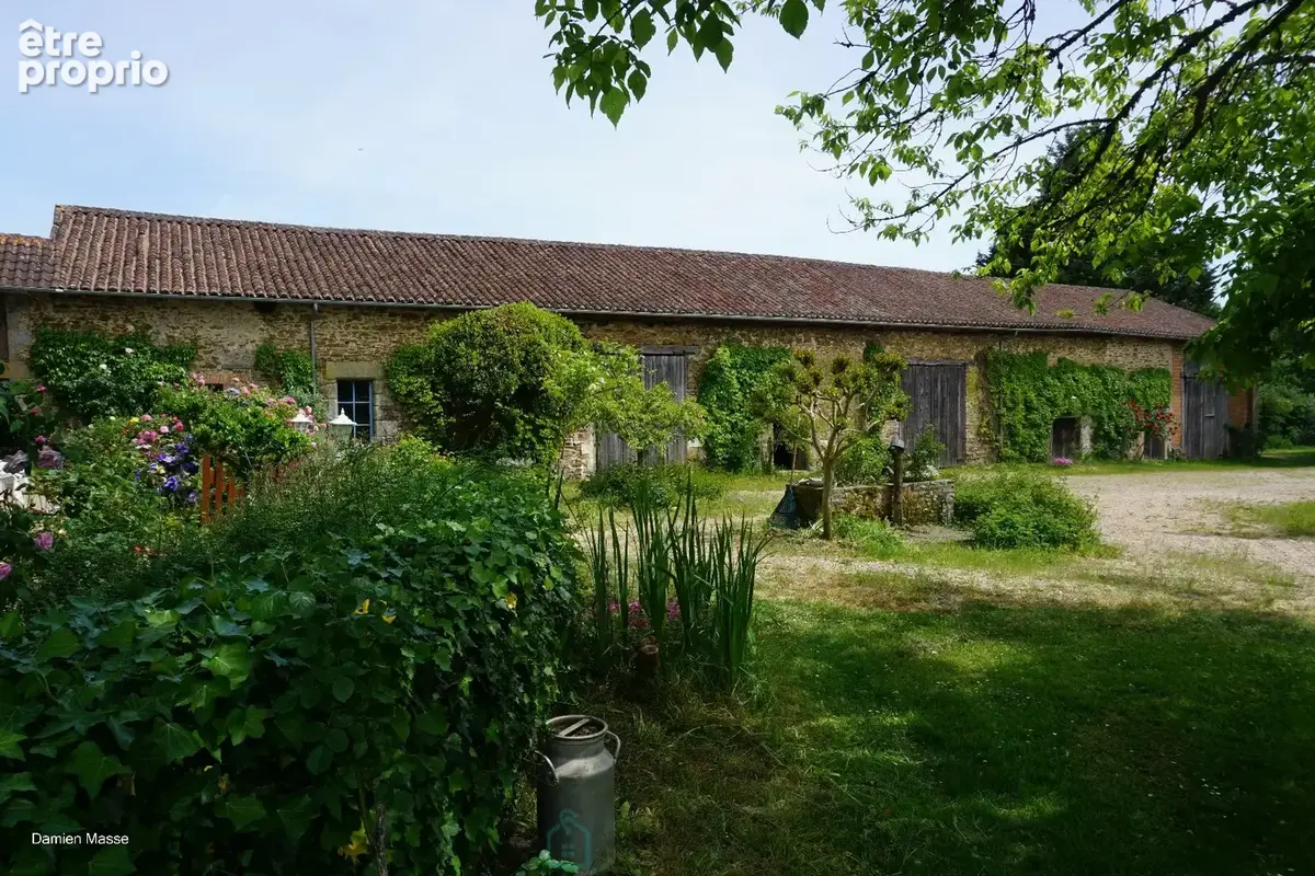 Domaine de 36 hectares avec sa charmante gentilhommière du XVIIe siècle, nichée au coeur du parc naturel du Périgord vert. - photo 6
