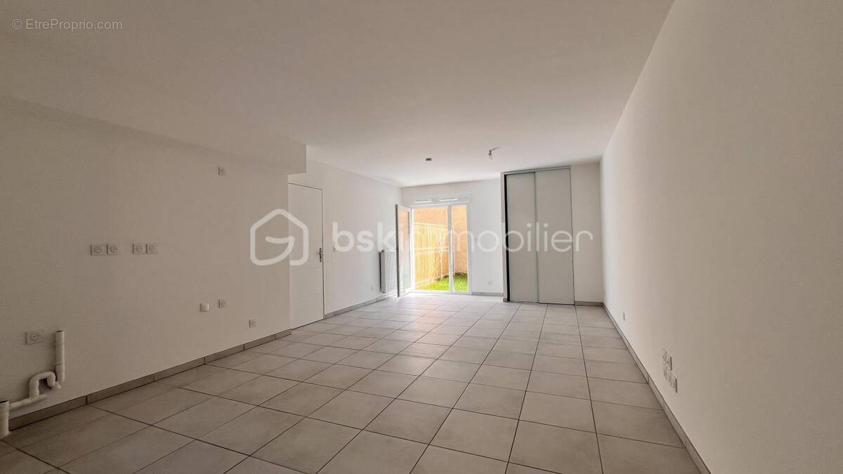 Appartement à NEYRON