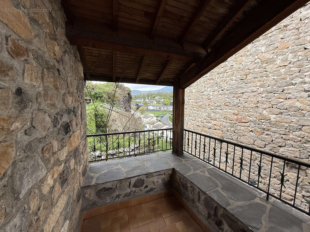 Maison à SAINT-JULIEN-CHAPTEUIL