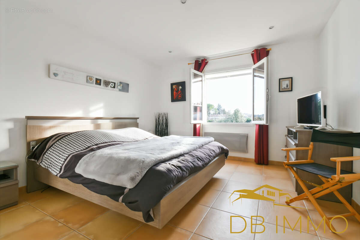 Maison à SAINT-LAURENT-DES-ARBRES