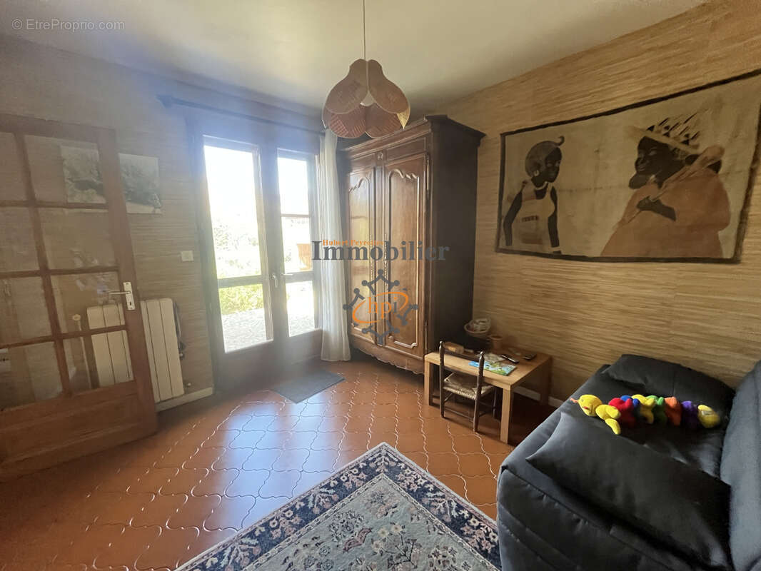 Maison individuelle avec garage, dépendances et terrain attenant. - photo 9