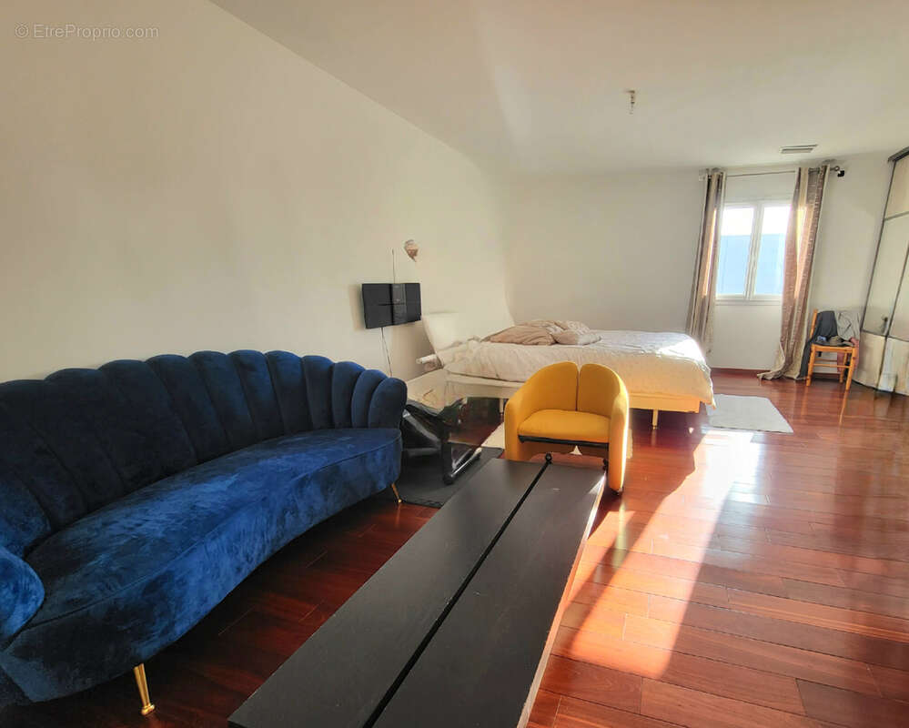 Appartement à VIC-LA-GARDIOLE