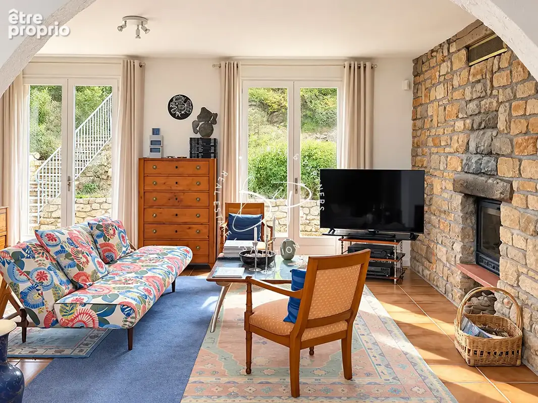LORGUES ? Propriété avec vue dominante, piscine et appartement indépendant - photo 7