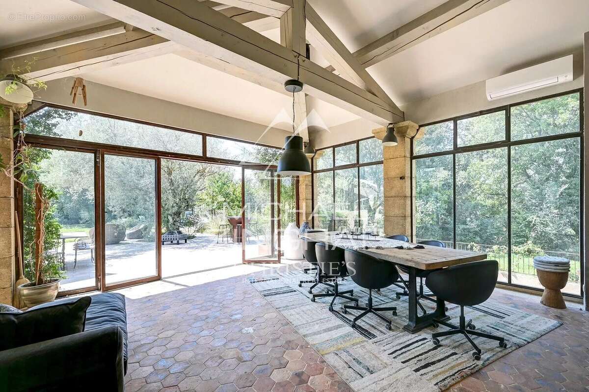 À quelques minutes du cœur d'Aix-en-Provence – Propriété d'exception de 12 pièces de 650 m² sur 1,2 hectares - photo 32