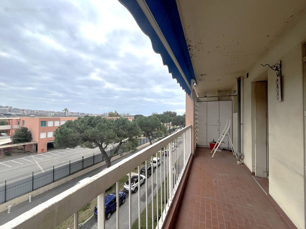 Appartement à SAINT-LAURENT-DU-VAR