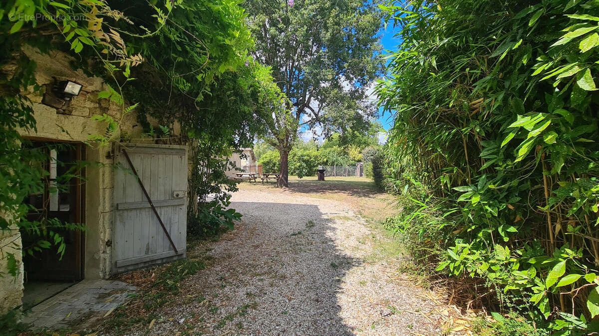 Jolie maison de village. 4 chambres, jardin clos, piscine. Proche Aubeterre. - photo 8
