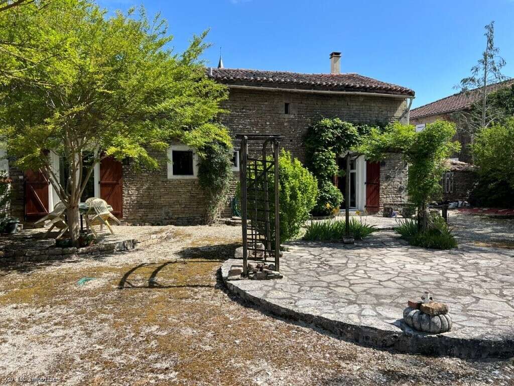 Maison à VILLEFAGNAN