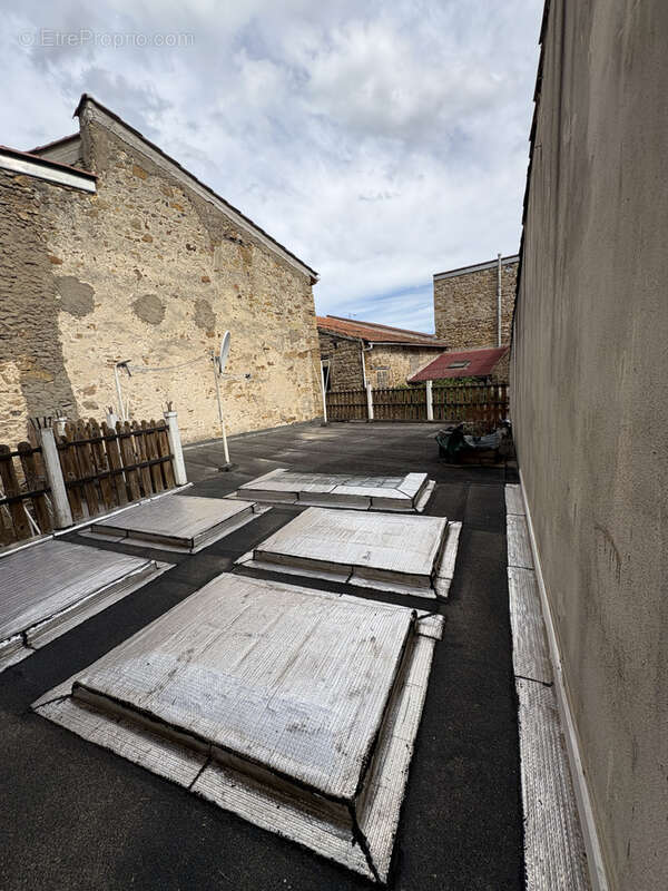 Maison à VIC-LE-COMTE