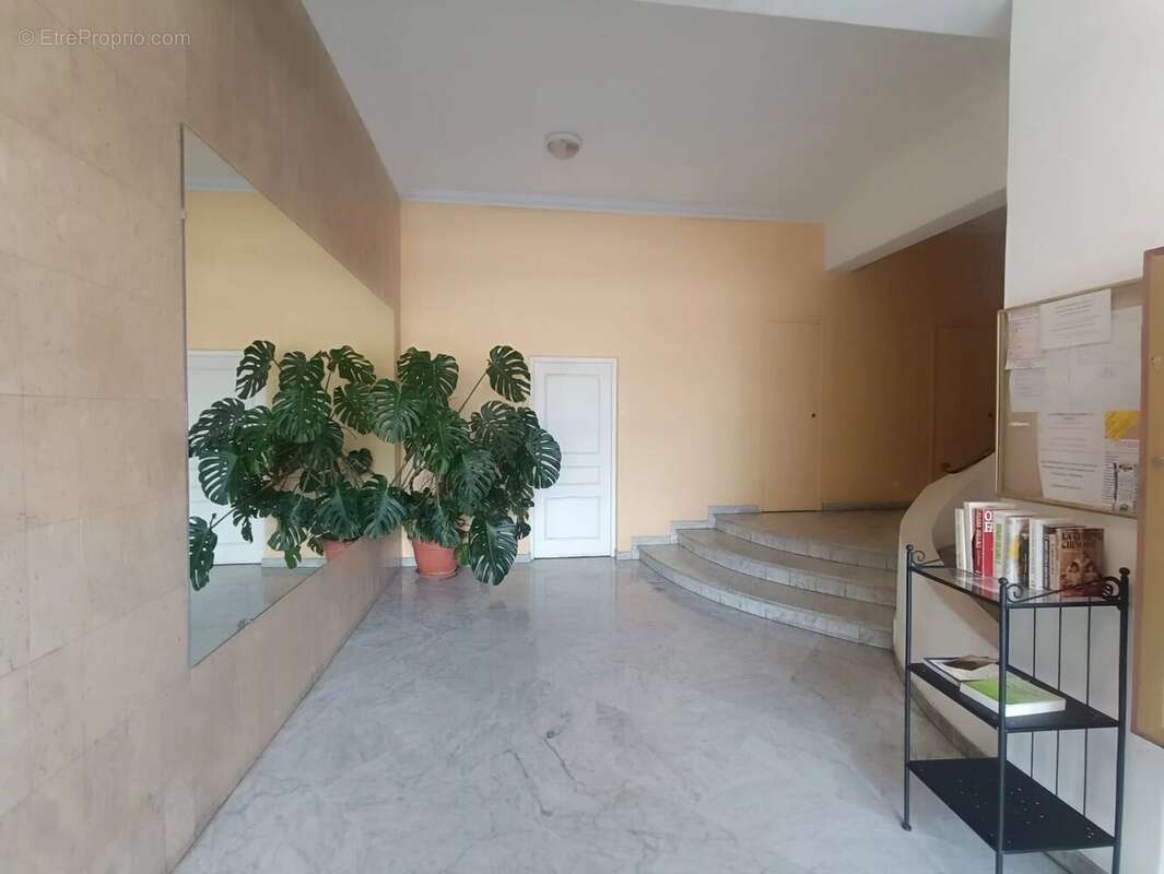 Appartement à SAINT-LAURENT-DU-VAR