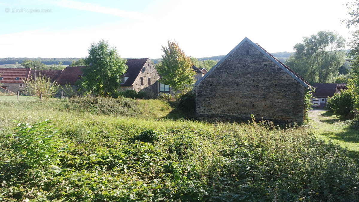 Bâtisse à rénover 200 m²  - photo 2