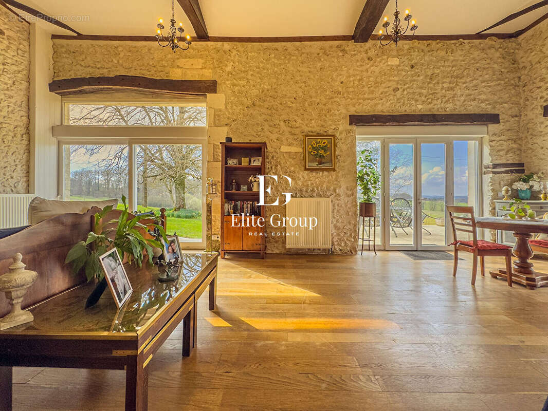 Maison à MONTMOREAU-SAINT-CYBARD