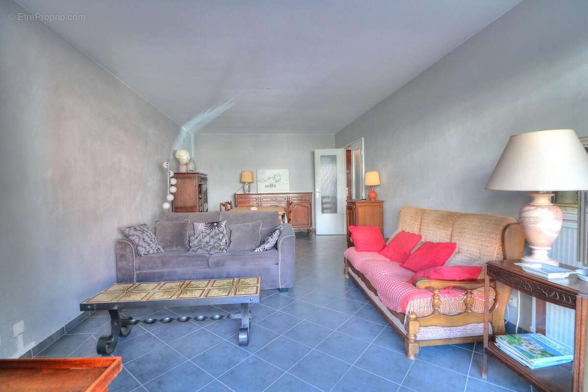 EXCLUSIVITÉ - Golfe-Juan - T3 de 66 m² avec terrasse de 20 m², garage et cave - photo 4