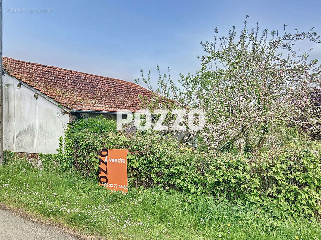 Terrain à TESSY-SUR-VIRE