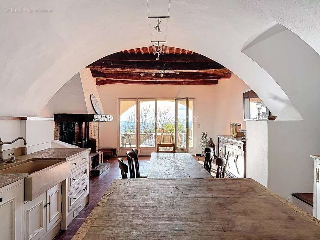 Maison à SAINT-CEZAIRE-SUR-SIAGNE