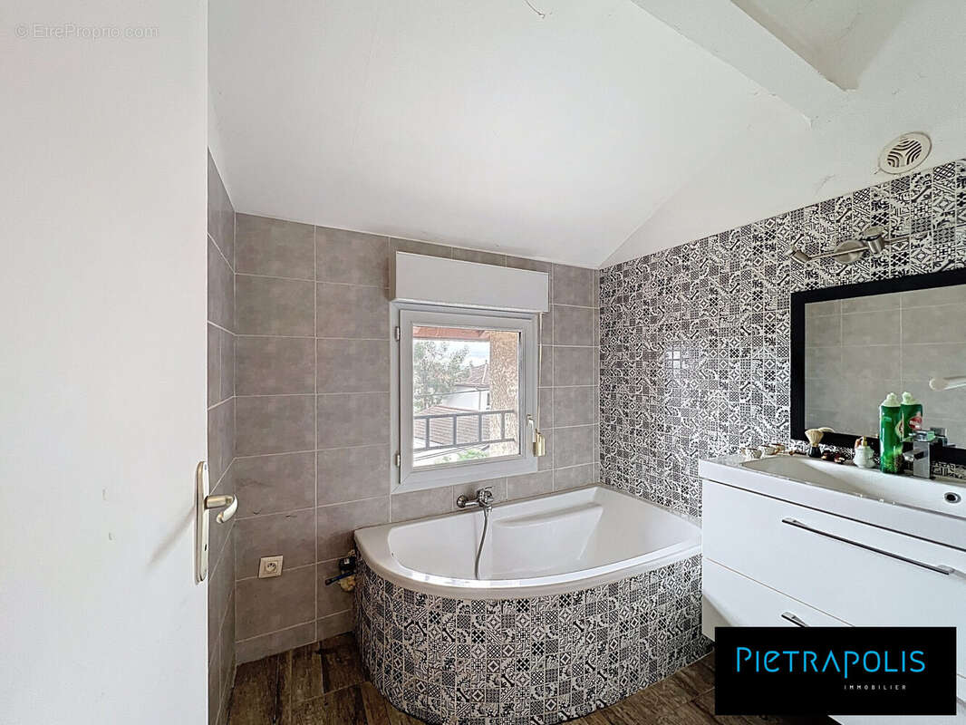 Maison à GREZIEU-LA-VARENNE