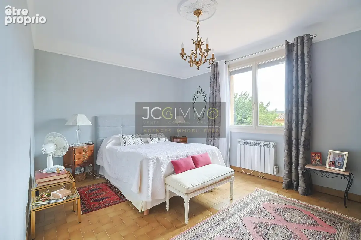 Villa de 318m2 avec deux logements indépendants et fort potentiel ! - photo 18