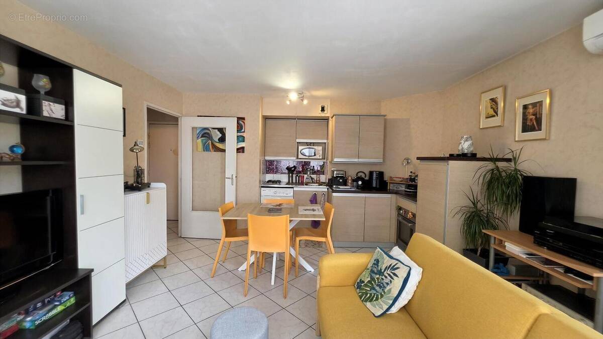   - Appartement à LYON-7E