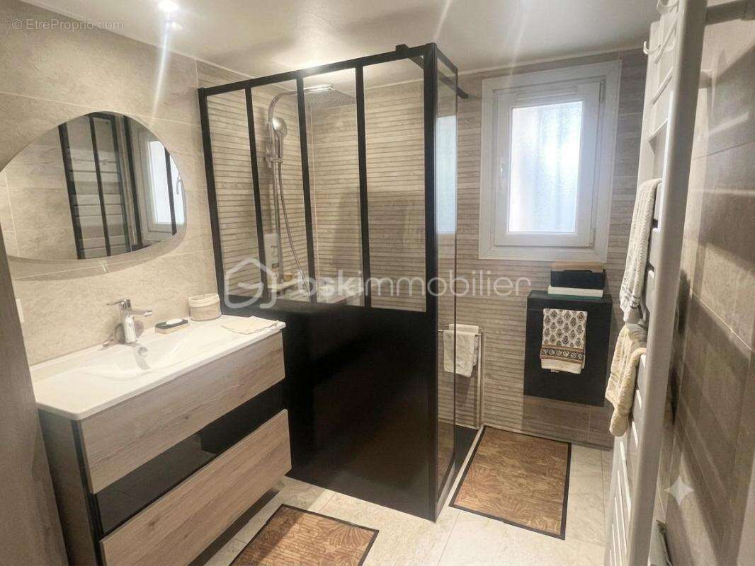 OLLIOULES – FAVEYROLLES - Maison familiale T9 de 160 m² avec annexes, piscine et terrain de 2 000 m² - photo 15