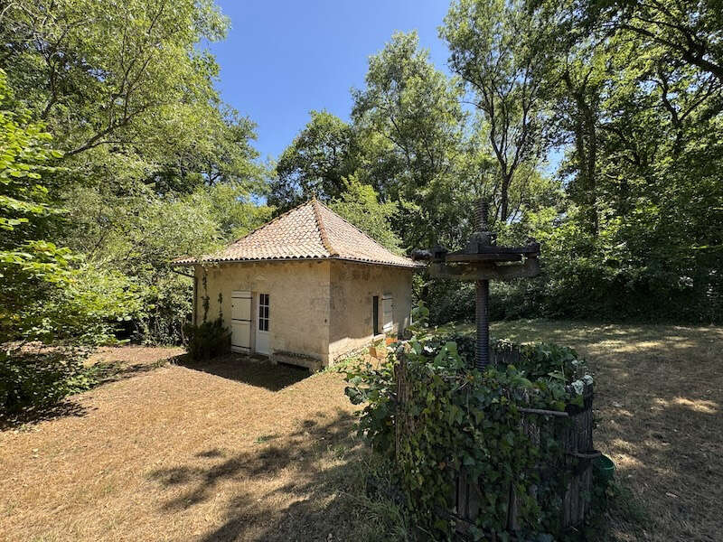 Magnifique moulin avec une piscine, des bois, verger, prairie et piscine couverte- pas des voisins proches - photo 14