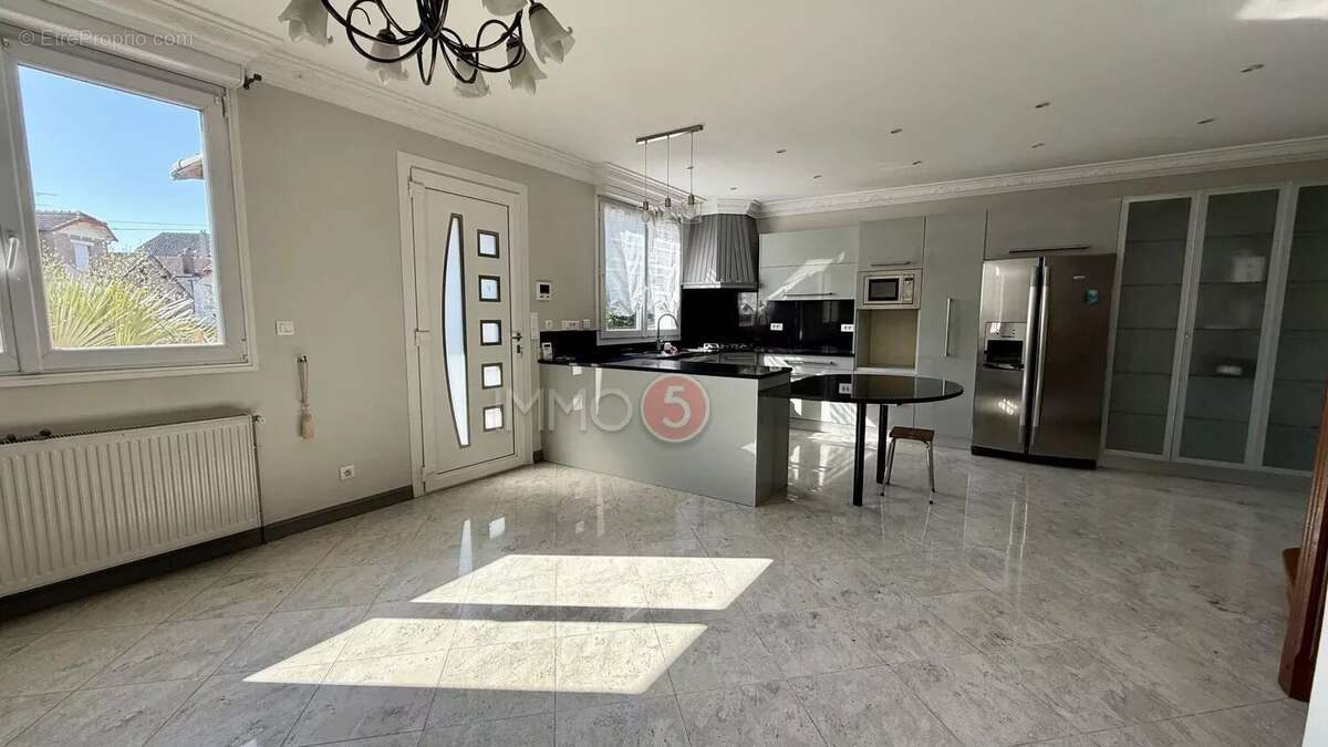 Appartement à LES PAVILLONS-SOUS-BOIS