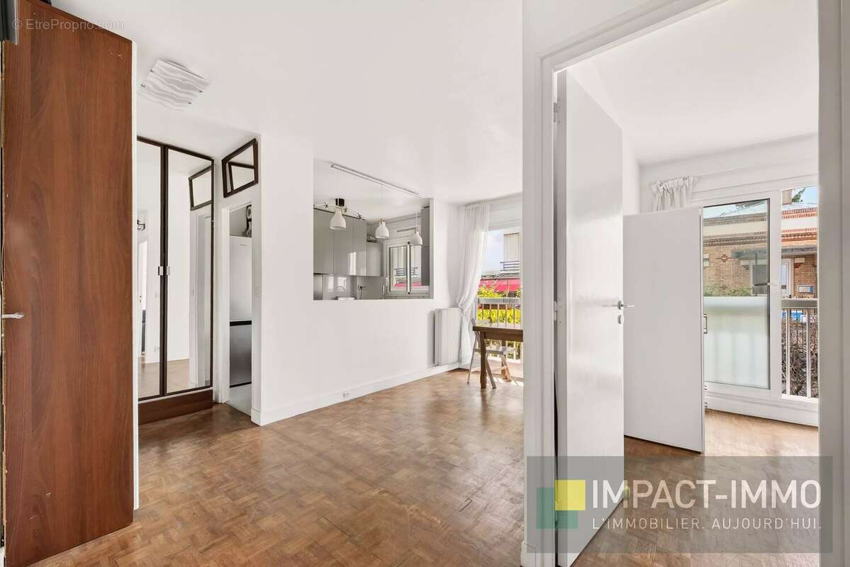 Opportunité à saisir : 40,7 m² Carrez à deux pas de la Gare de Courbevoie - photo 2