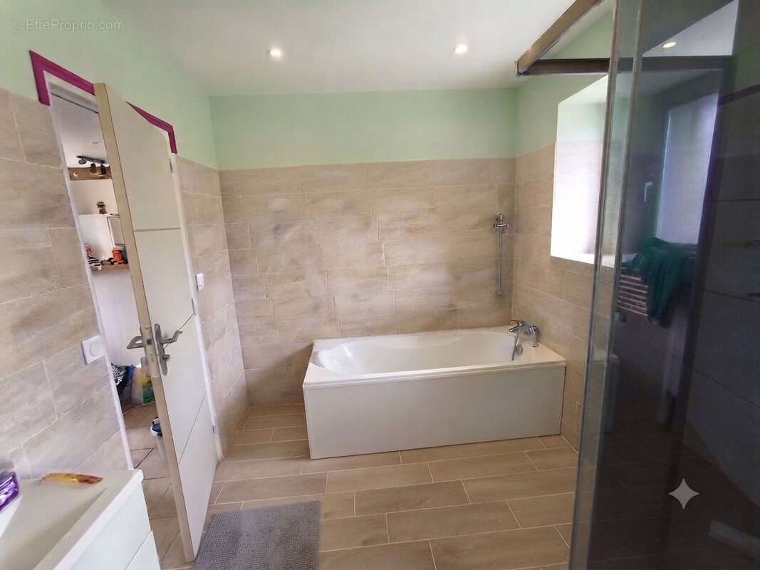 Argentré-Du-Plessis, maison en pierres rénovée de 166 m2 sur 1 755 m² de terrain - photo 5