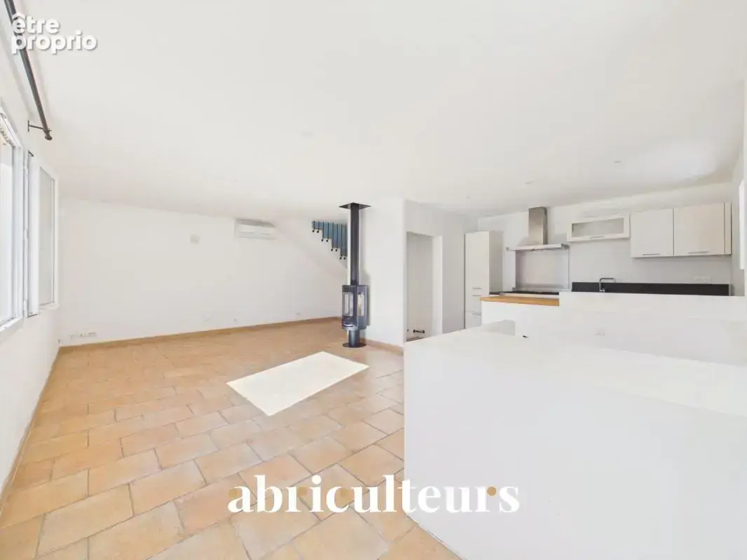 Appartement T4 de 107 m² avec entrée indépendante en vente à Grans (13450) - photo 2