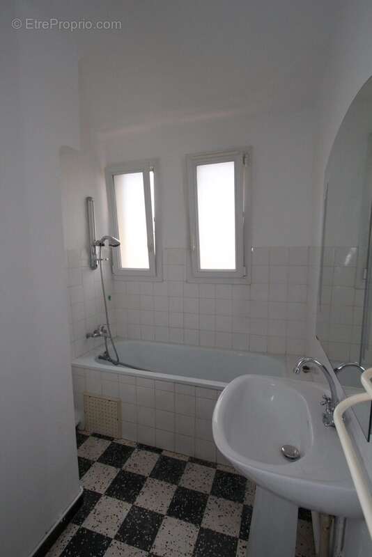 SALLE DE BAIN - Appartement à NIMES