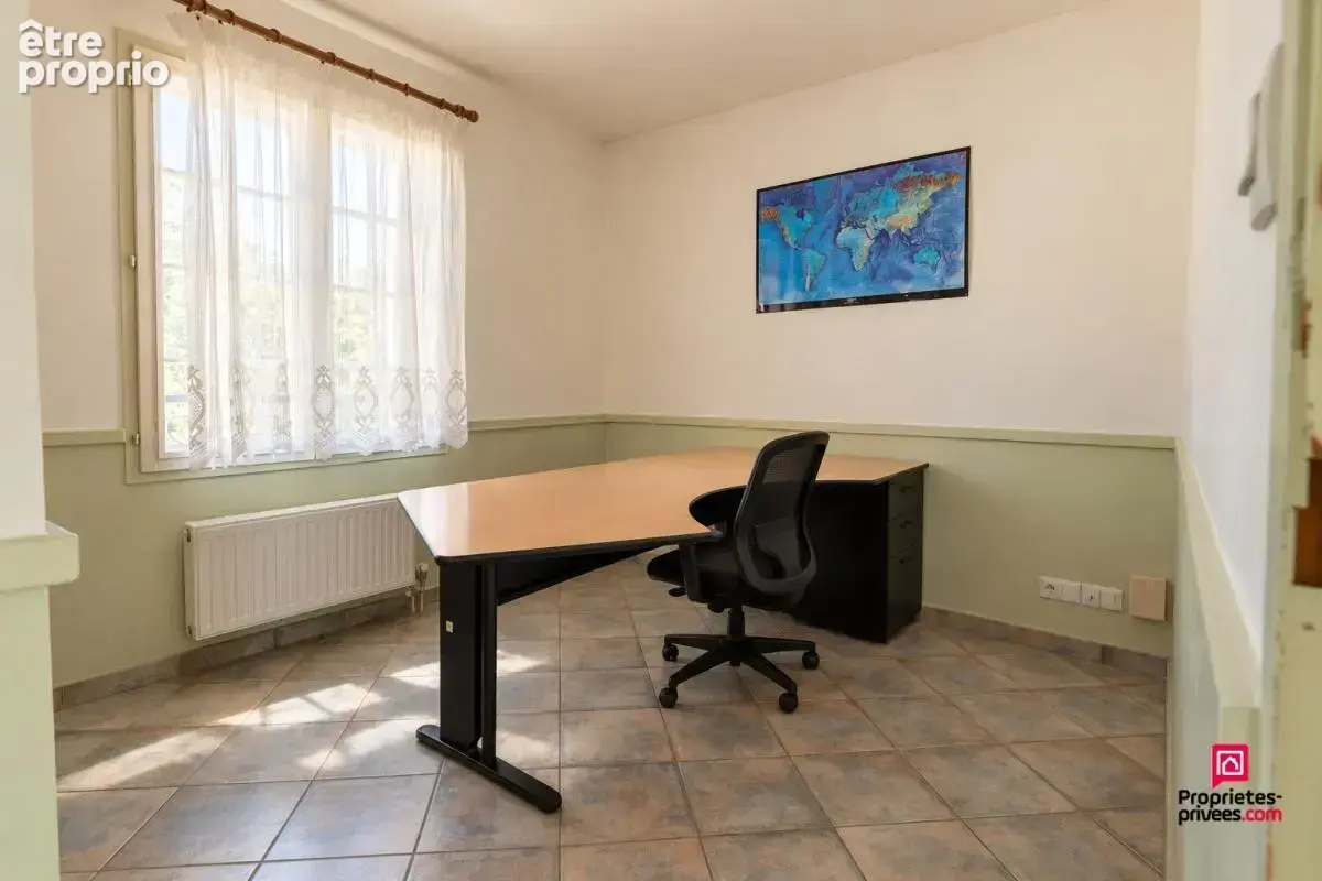 SOLAIZE - Maison de caractère avec sous-sol et terrain piscinable - photo 9