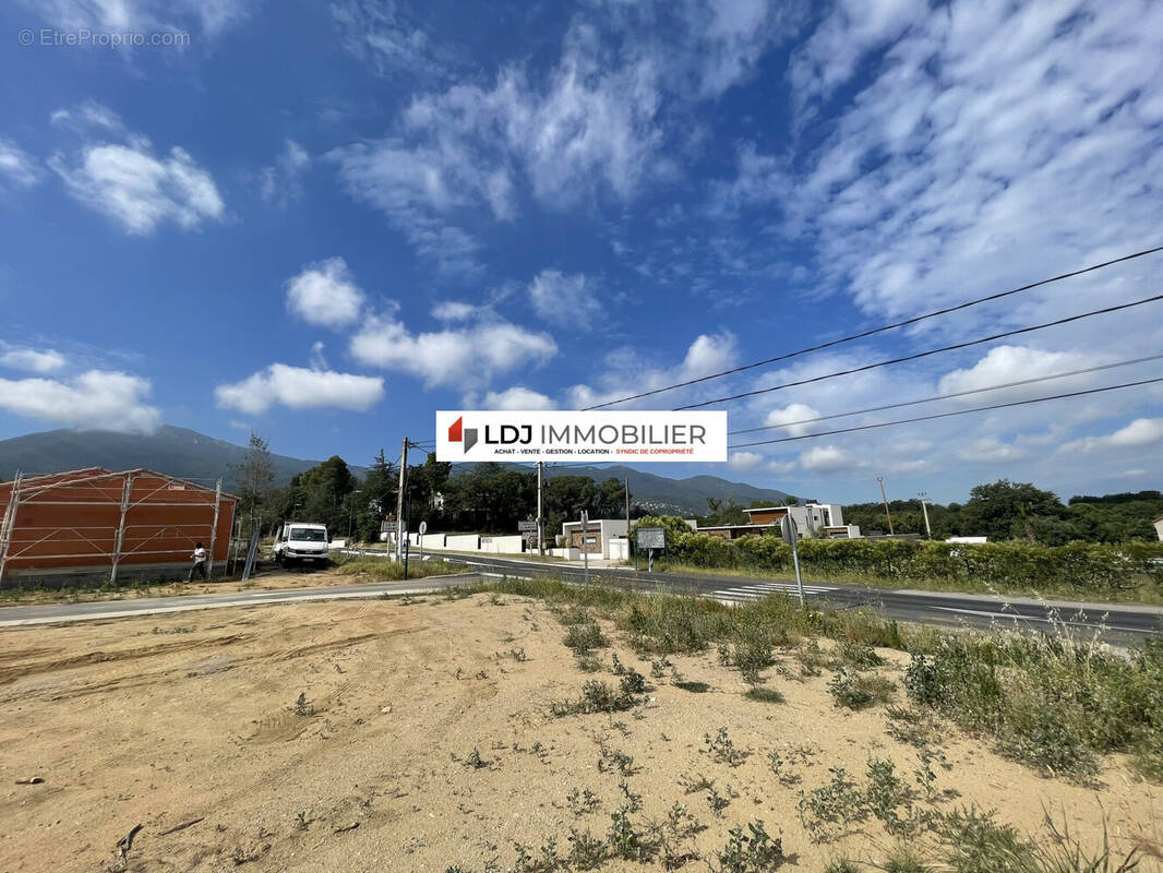 Terrain à LAROQUE-DES-ALBERES