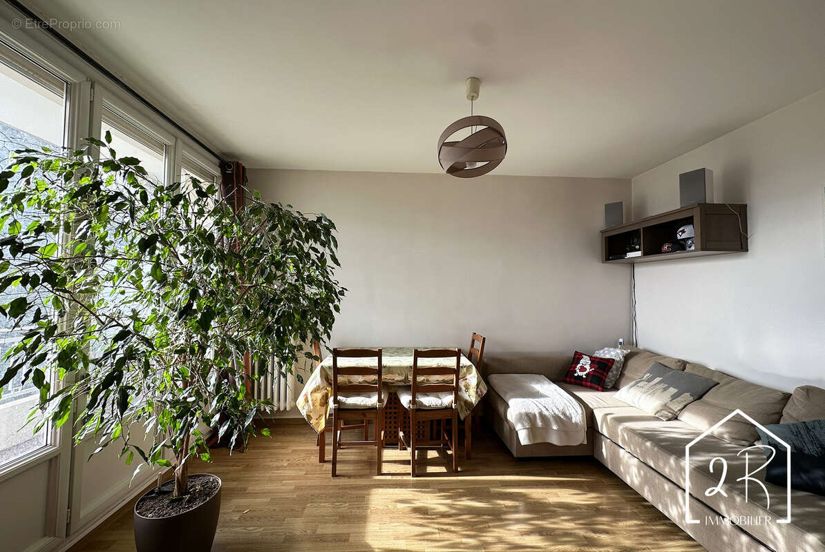 Appartement à PIERRE-BENITE