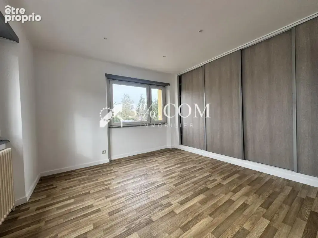 3%COM Grand F4 avec balcon - cour et caves - photo 4