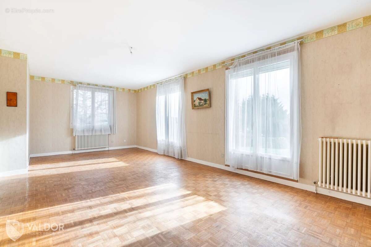 Maison à LA TOUR-DE-SALVAGNY