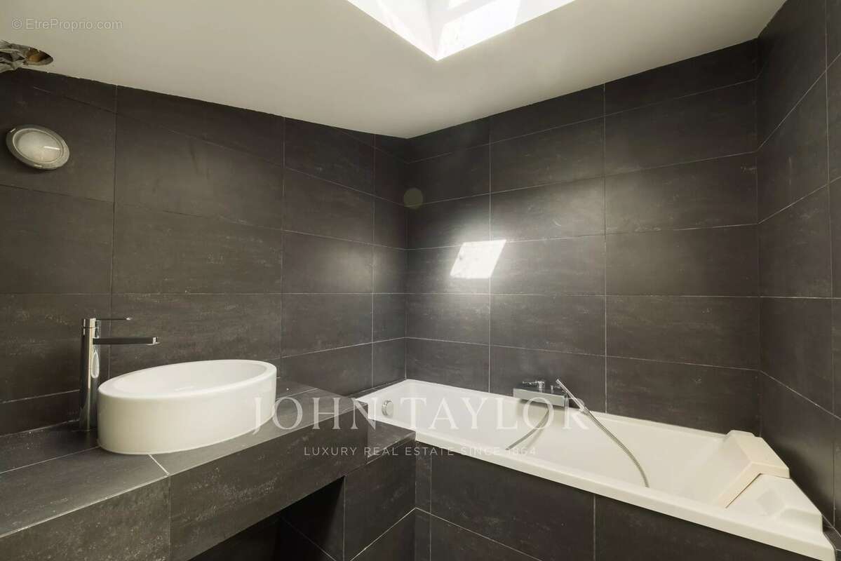 Appartement renove - trois pieces - triangle d'or - photo 8