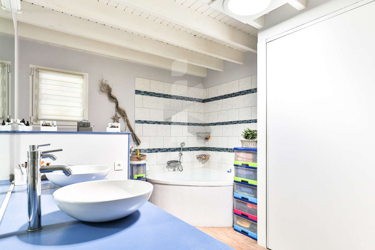 Superbe propriété avec piscine, dépendances et jardin paysager à deux pas des commodités - photo 9