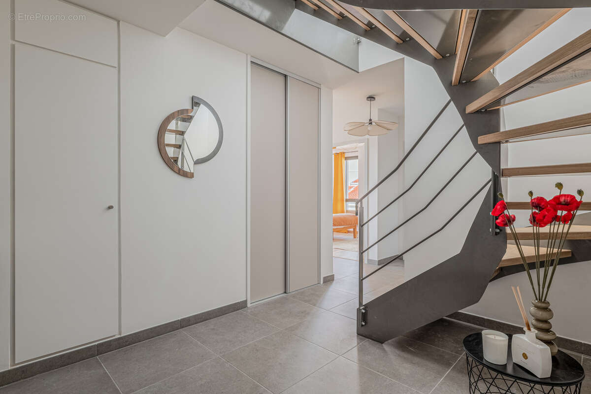 Appartement à LA TOUR-DE-SALVAGNY