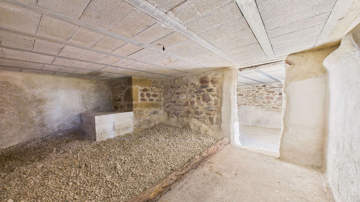 Ensemble en pierre, à rénover  avec terrain certifié AB  VILLECOMTAL - photo 13