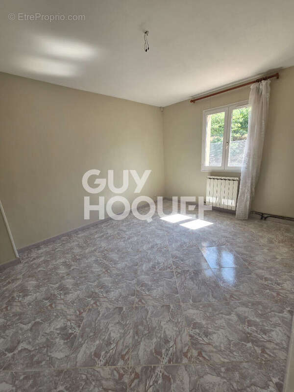 Marseille - Maison familiale T6 de 110 m² avec jardin, garage et 5 chambres - photo 9