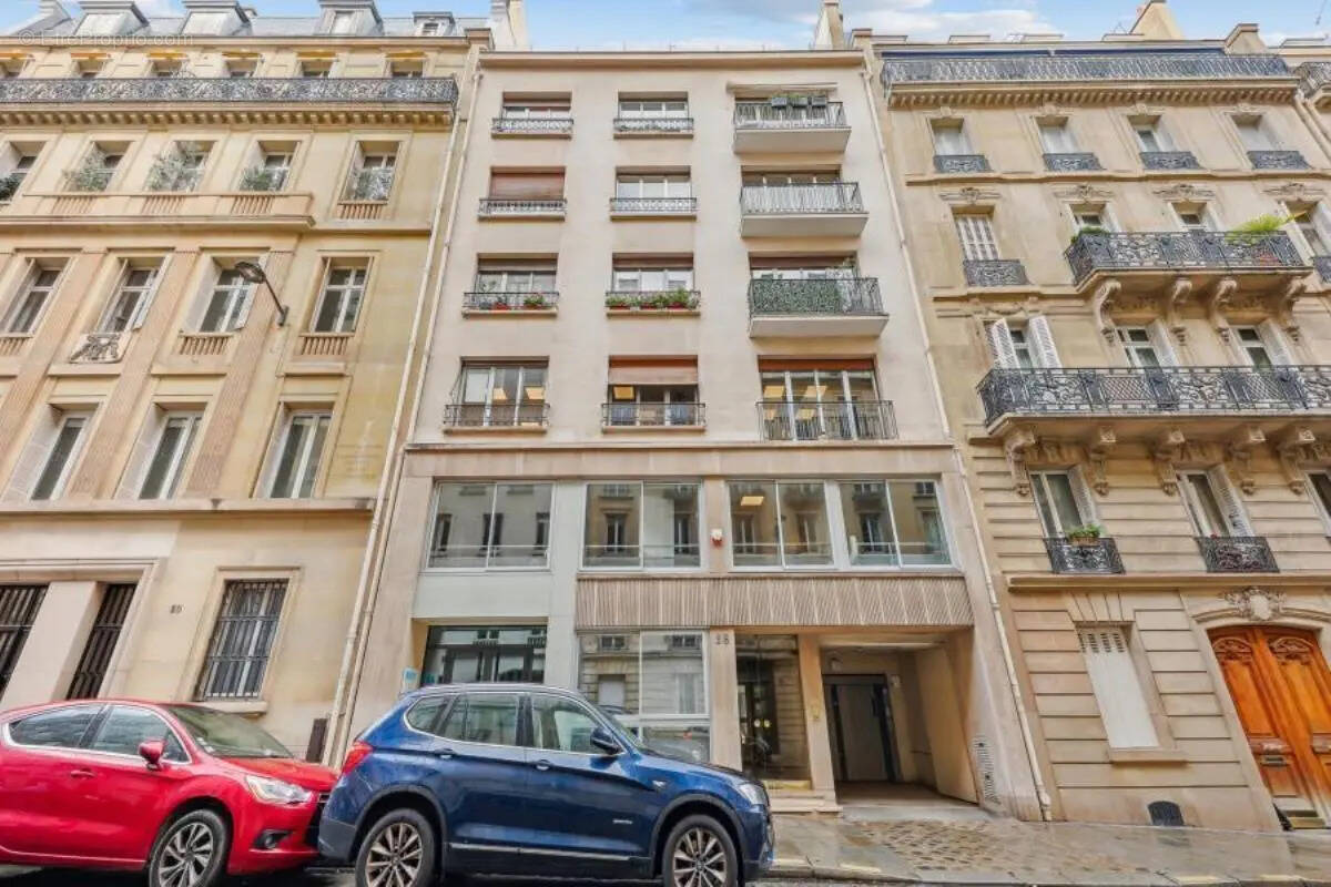 Commerce à PARIS-8E