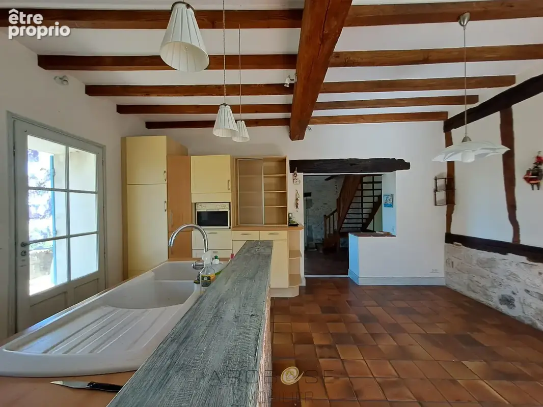 Maison de caractère en pierre dans un hameau . - photo 8