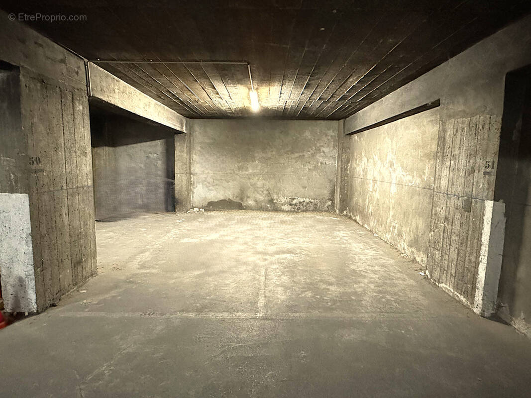 Parking à PARIS-20E