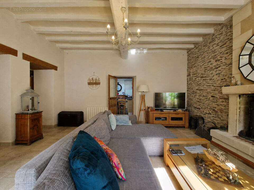 MAISON AVEC CHEMINEE - Maison à LA POUEZE