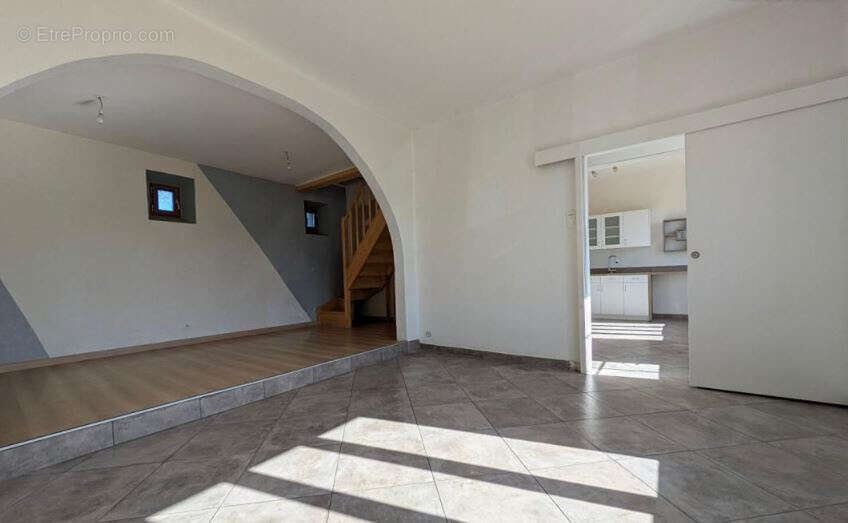 Maison familiale de 115 m2 avec bâtiment de 82.5 m2  et  terrain de 1246 m2 - photo 4