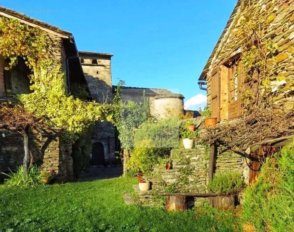 Maison à SAINT-GERMAIN-DE-CALBERTE