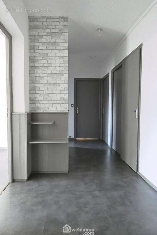 Ce T4 de 74 m² se compose d&#039;un hall d&#039;entrée avec rangement qui dessert les différents espaces. - Appartement à UGINE