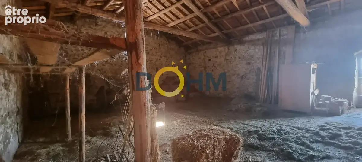 Corps de ferme avec 4 715 m2 de terrain clos, vue panoramique et plus de 480 m2 de dépendances - photo 9